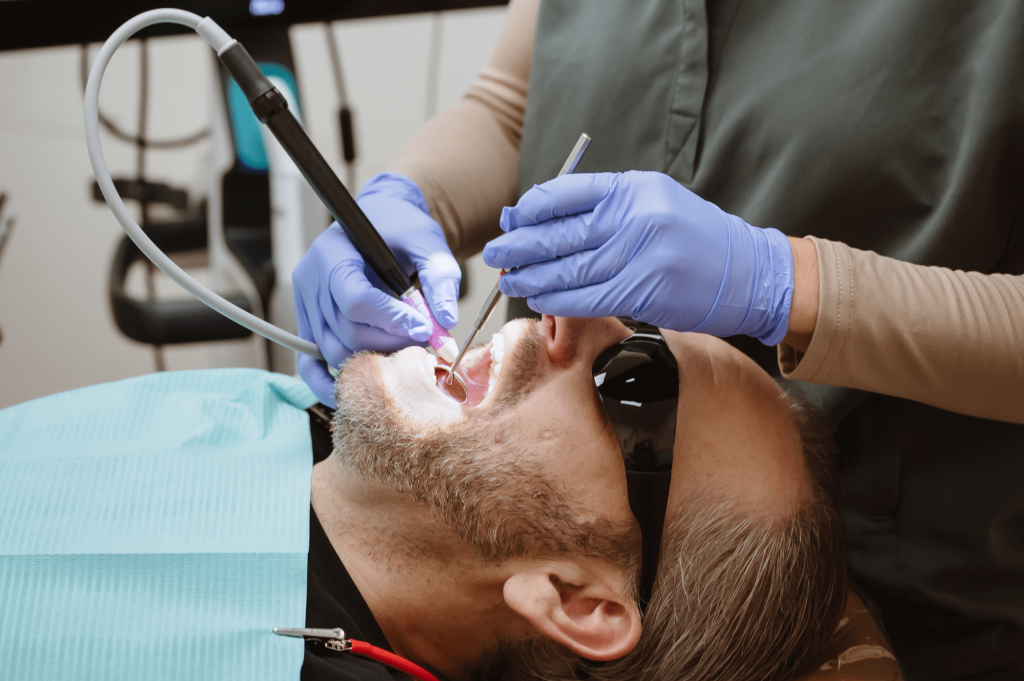 لیزر درمان پریودنتال در تهران | متخصص لثه و لیزر – دکتر وحید عارفی لیزر درمان پریودنتال در تهران